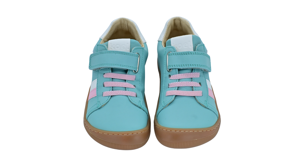 Kinder-Barfußschuh als Paar mit breiter Zehenbox, geschlossenem Zehenbereich, geschlossener Ferse, Schnürung, flacher flexibler Sohle, Draufsicht.