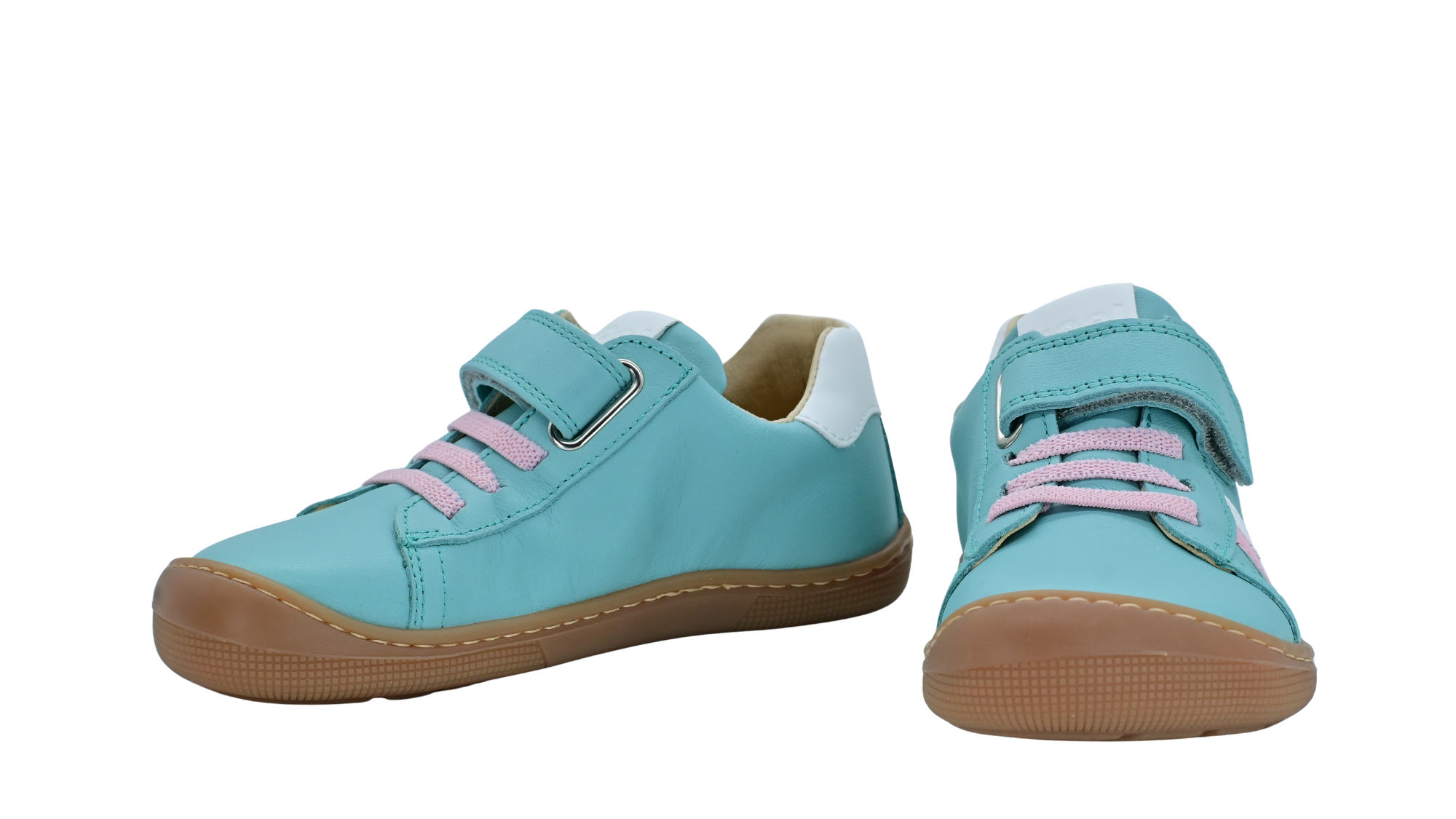 Kinder-Barfußschuh als Paar mit breiter Zehenbox, geschlossenem Zehenbereich, geschlossener Ferse, Schnürung, flacher flexibler Sohle, schräge Vorderansicht.