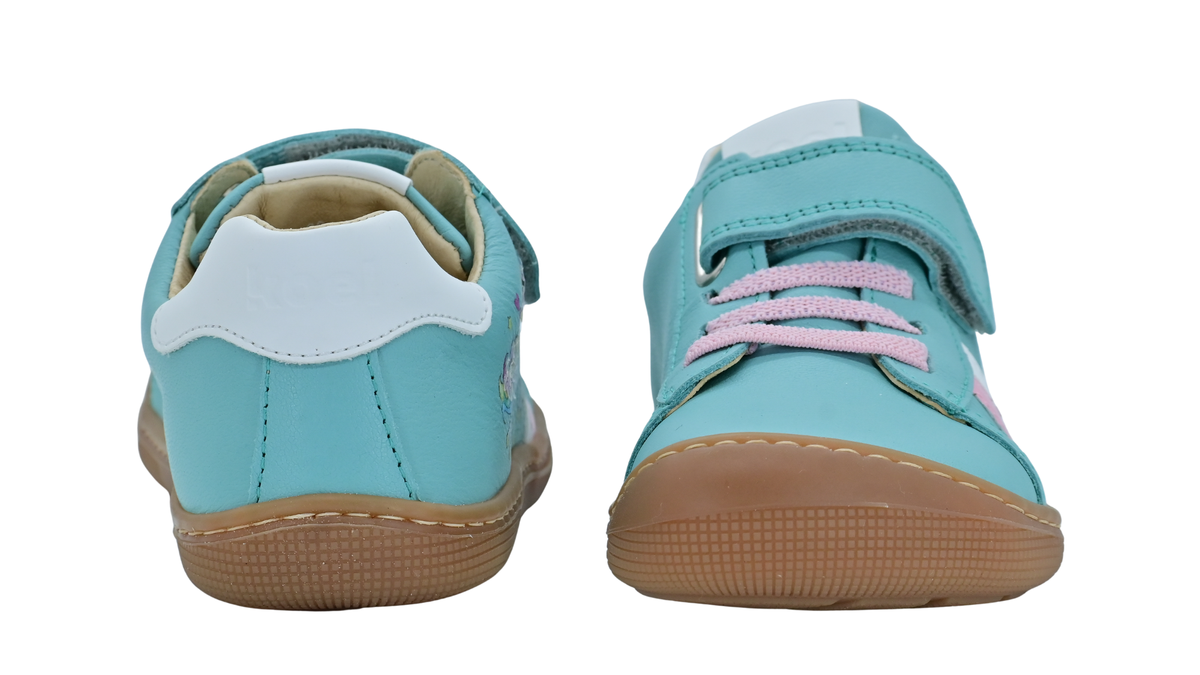 Kinder-Barfußschuh als Paar mit geschlossener Ferse, Schnürung und flacher flexibler Sohle, Rückansicht.