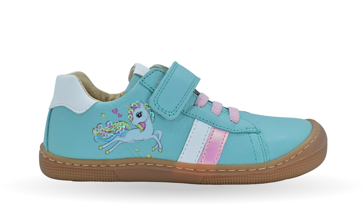 Kinder-Barfußschuh mit breiter Zehenbox, geschlossenem Zehenbereich, geschlossener Ferse, Schnürung, flacher flexibler Sohle, Seitenansicht außen.
