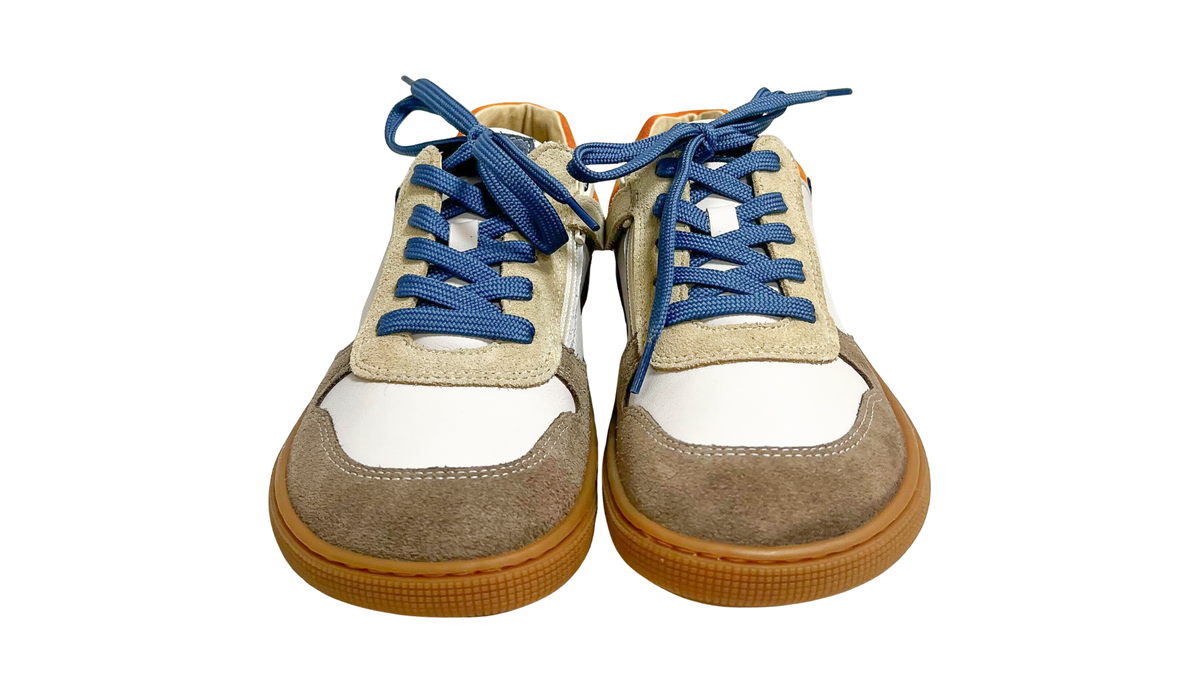 Barfußschuh für Erwachsene mit Schnürung, breiter Zehenbox und geschlossenem Fersenbereich, Vorderansicht als Paar