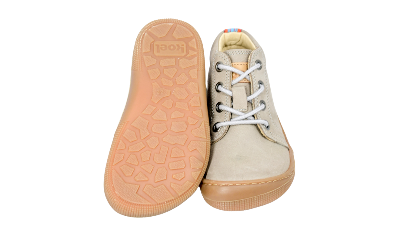 Barfußschuh für Kinder, knöchelhoch, geschlossene Zehen und geschlossener Fersenbereich, Schnürung mit Ösen, flexible Sohle, Ansicht von unten und Draufsicht als Paar