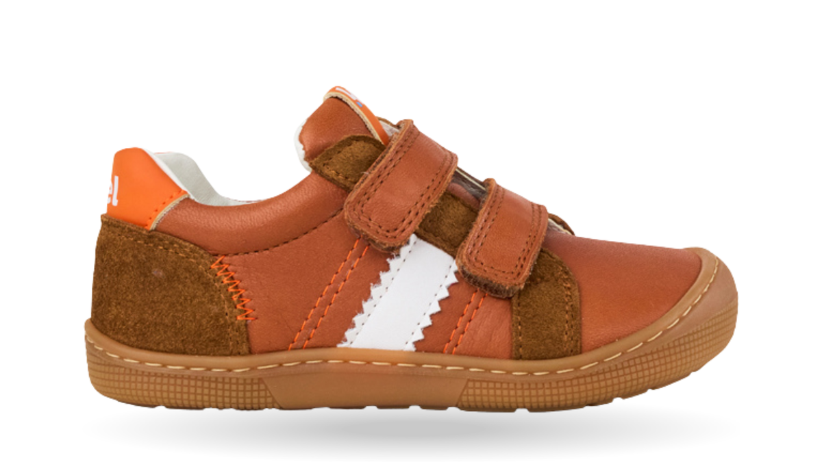 Barfußschuh für Kinder, geschlossene Zehenpartie, geschlossener Fersenbereich, zwei Klettverschlüsse, seitliche Streifen, flache Sohle, Seitenansicht außen
