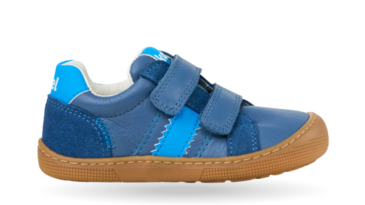 Barfußschuh für Kinder, geschlossene Zehenpartie, geschlossener Fersenbereich, zwei Klettverschlüsse, seitliche Streifen, flache Sohle, Seitenansicht außen