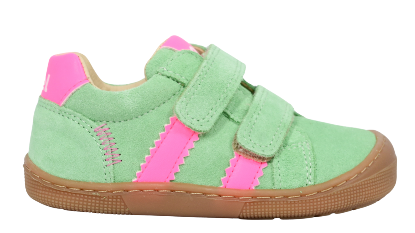 Barfußschuh für Kinder mit zwei Klettverschlüssen, breiter Zehenbox und geschlossenem Fersenbereich, Seitenansicht außen