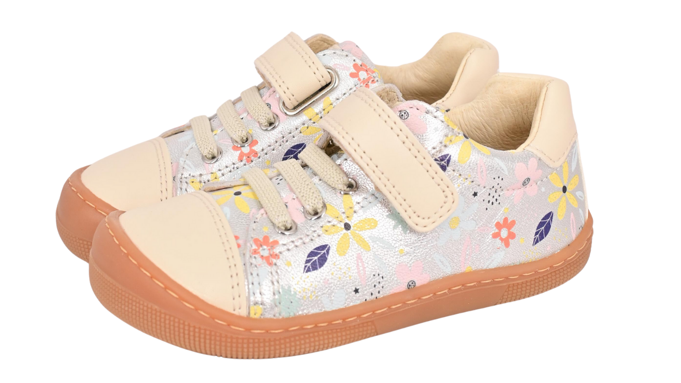 Barfußschuh für Kinder mit Klettverschluss und Schnürung, breiter Zehenbox und geschlossenem Fersenbereich als Paar, schräge Vorderansicht