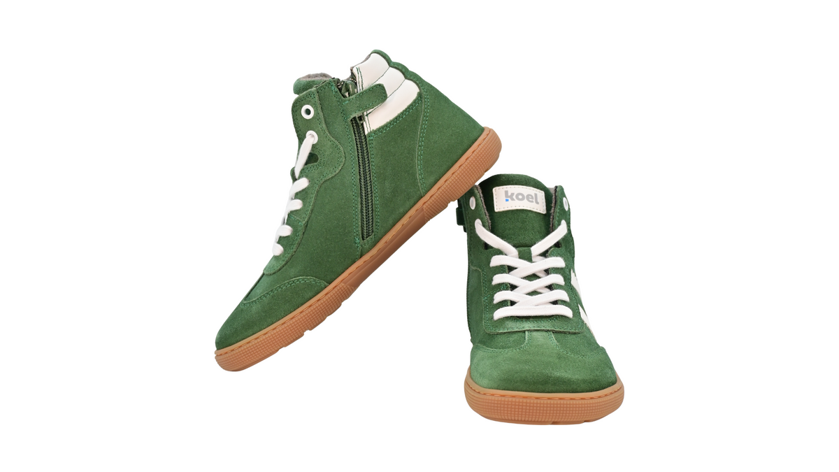 Barfußschuh für Kinder, geschlossene Zehenpartie, geschlossener Fersenbereich, Schnürung, hoher Schaft, gepolsterter Schaftrand, seitliche Streifen, flache Sohle, Seitenansicht und Vorderansicht, Paar