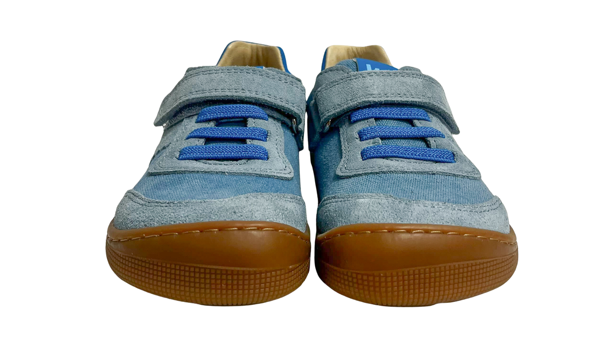 Barfußschuh für Kinder, geschlossene Zehenpartie, geschlossener Fersenbereich, Schnürung, Klettverschluss, seitliche Streifen, flache Sohle, Vorderansicht als Paar