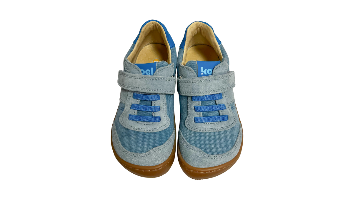 Barfußschuh für Kinder, geschlossene Zehenpartie, geschlossener Fersenbereich, Schnürung, Klettverschluss, seitliche Streifen, flache Sohle, Draufsicht als Paar