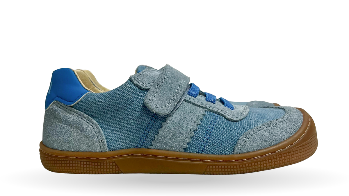 Barfußschuh für Kinder, geschlossene Zehenpartie, geschlossener Fersenbereich, Schnürung, Klettverschluss, seitliche Streifen, flache Sohle, Seitenansicht außen