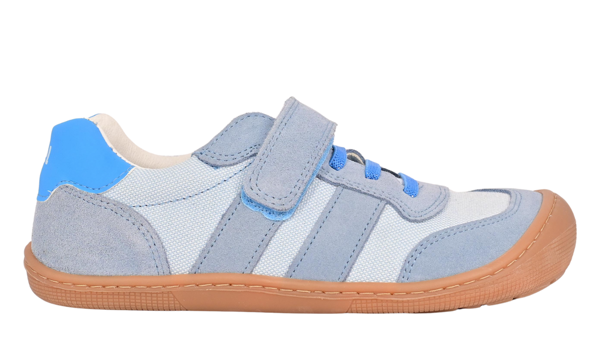 Barfußschuh für Kinder mit Klettverschluss und Schnürung, breiter Zehenbox und geschlossenem Fersenbereich, Seitenansicht außen