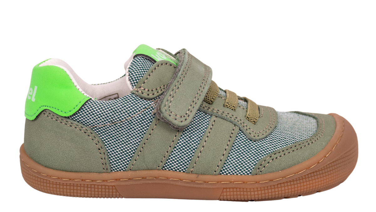 Barfußschuh für Kinder mit Klettverschluss und Schnürung, breiter Zehenbox und geschlossenem Fersenbereich, Seitenansicht außen