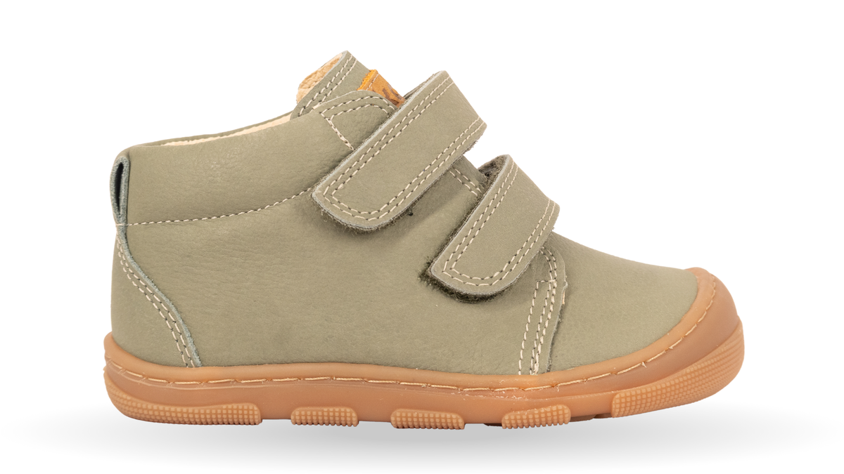 Halbhoher Barfußschuh für Kinder mit zwei Klettverschlüssen und flexibler Gummisohle in seitlicher Ansicht.