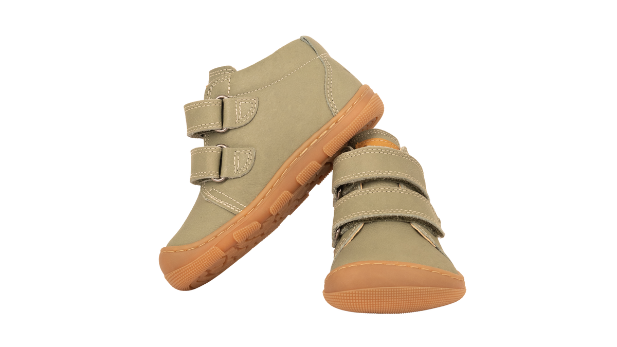Paar Halbhoher Barfußschuhe für Kinder mit zwei Klettverschlüssen, breiter Zehenbox und flexibler Gummisohle in seitlicher Ansicht und Vorderansicht