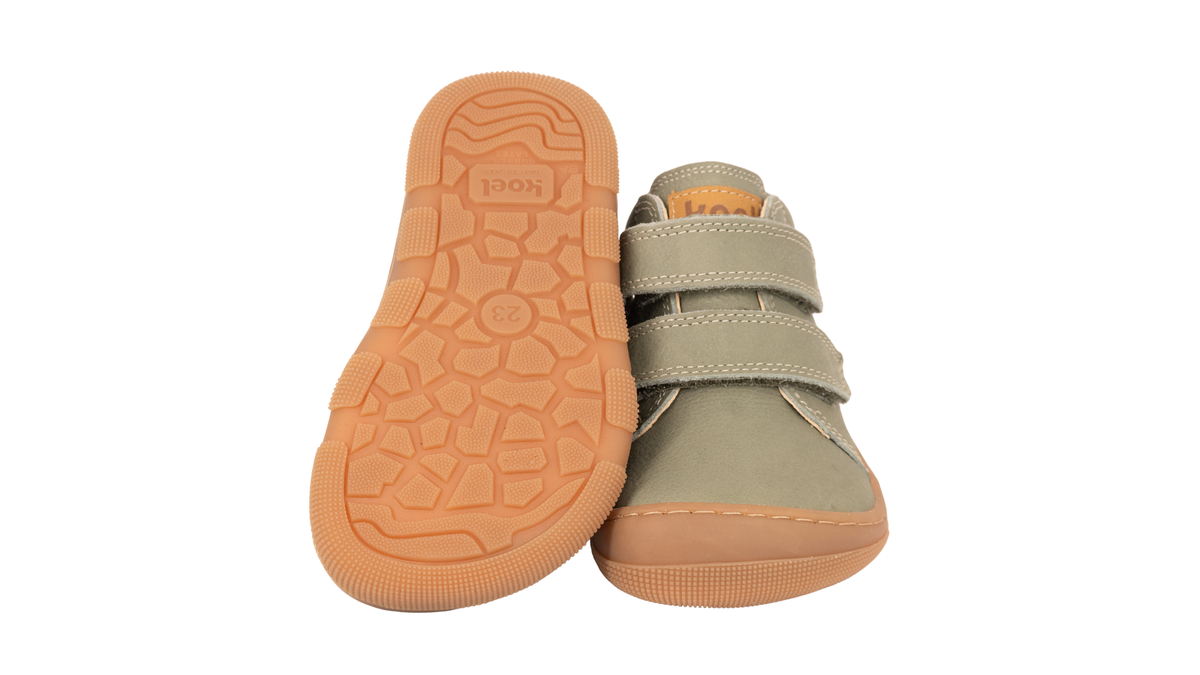 Paar halbhoher Barfußschuhe für Kinder mit zwei Klettverschlüssen, breiter Zehenbox und profilierter Gummisohle, Ansicht von unten und oben