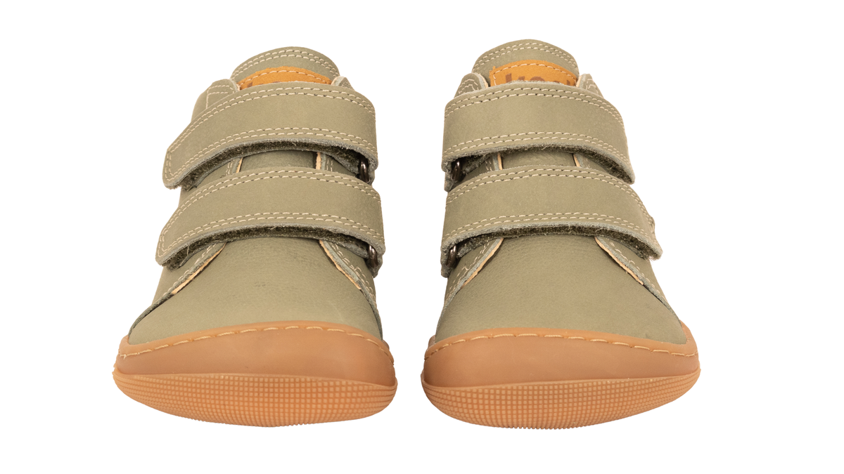 Paar halbhoher Barfußschuhe für Kinder mit zwei Klettverschlüssen, breiter Zehenbox und flexibler Gummisohle in schräger Draufsicht