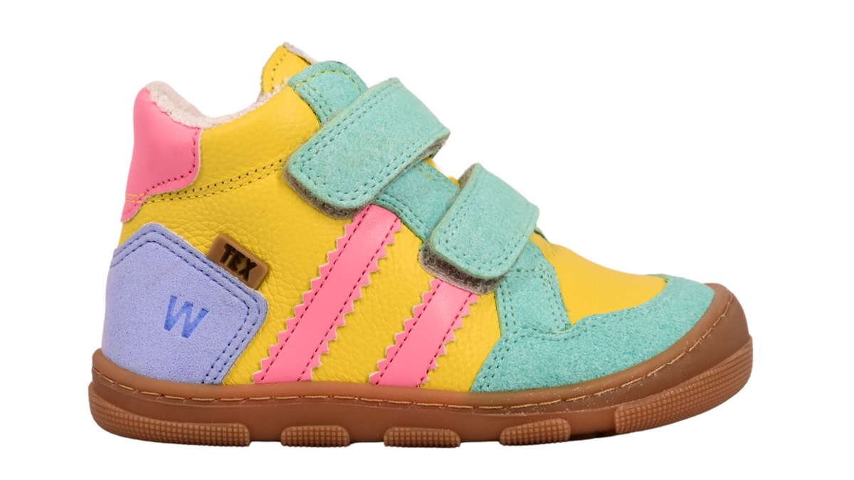 Barfußschuh für Kinder mit zwei Klettverschlüssen, breiter Zehenbox und geschlossenem Fersenbereich, Seitenansicht außen