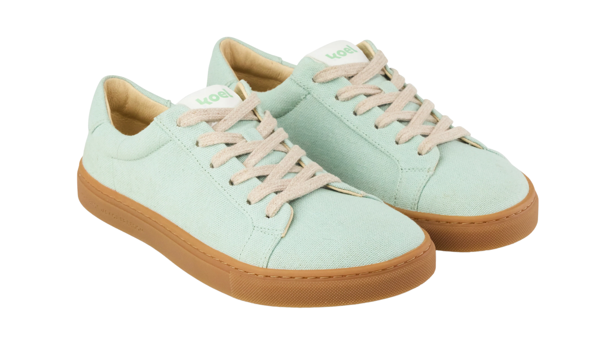 Barfußschuh für Erwachsene, geschlossene Zehenpartie, geschlossener Fersenbereich, Schnürung, textile Oberfläche, flache Sohle, schräge Vorderansicht als Paar