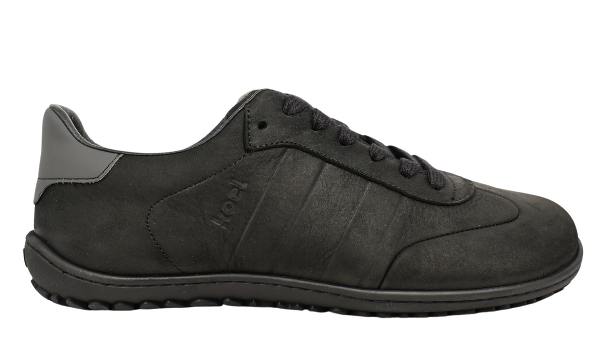 Barfußschuh für Erwachsene mit Schnürung, breiter Zehenbox und geschlossenem Fersenbereich, Seitenansicht außen