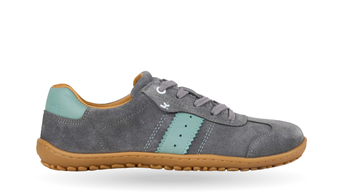 Barfußschuh für Erwachsene, geschlossene Zehenpartie, geschlossener Fersenbereich, Schnürung, seitlicher Streifen mit Perforation, flache Sohle, Seitenansicht außen