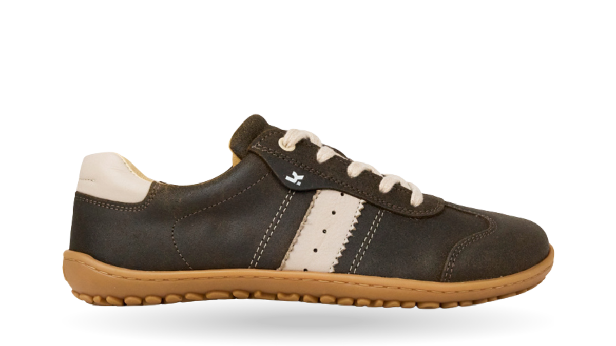 Barfußschuh für Erwachsene, geschlossene Zehenpartie, geschlossener Fersenbereich, Schnürung, seitlicher Streifen mit Perforation, flache Sohle, Seitenansicht außen