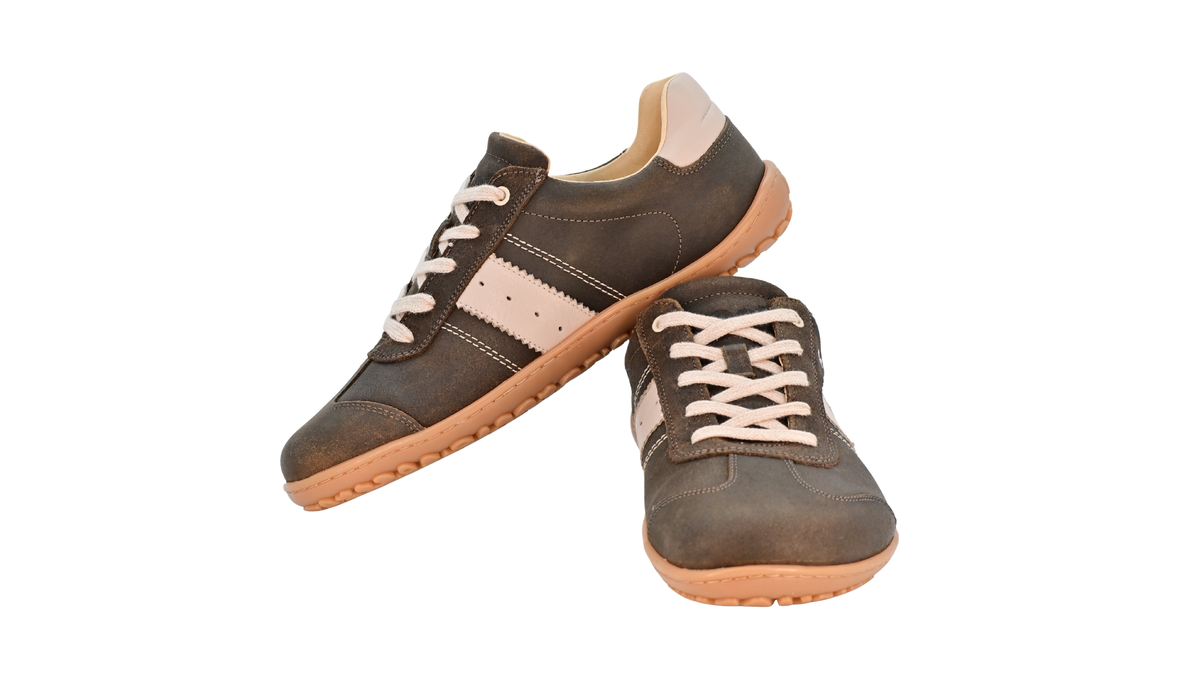 Barfußschuh für Erwachsene, geschlossene Zehenpartie, geschlossener Fersenbereich, Schnürung, seitlicher Streifen mit Perforation, flache Sohle, Seiten- und Vorderansicht, Paar