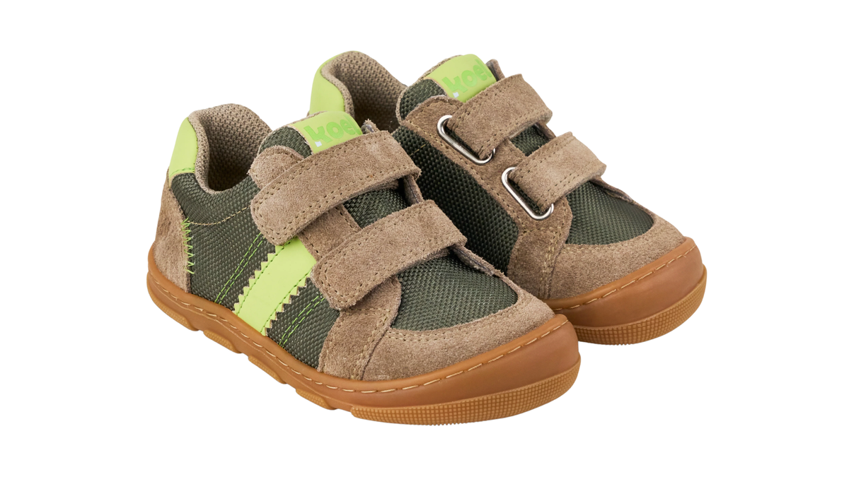 Barfußschuh für Kinder, geschlossene Zehen und geschlossener Fersenbereich, Doppelklettverschluss, flexible Sohle, schräge Vorderansicht als Paar