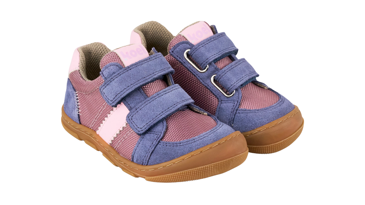 Barfußschuh für Kinder, geschlossene Zehen und geschlossener Fersenbereich, Doppelklettverschluss, flexible Sohle, schräge Vorderansicht als Paar