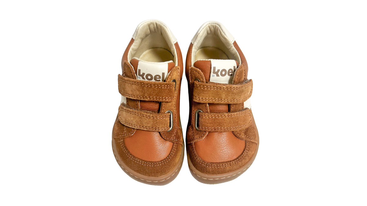 Barfußschuh für Kinder, geschlossene Zehenpartie, geschlossener Fersenbereich, zwei Klettverschlüsse, seitliche Streifen, Ziernähte im Seitenbereich, flache Sohle, Draufsicht als Paar