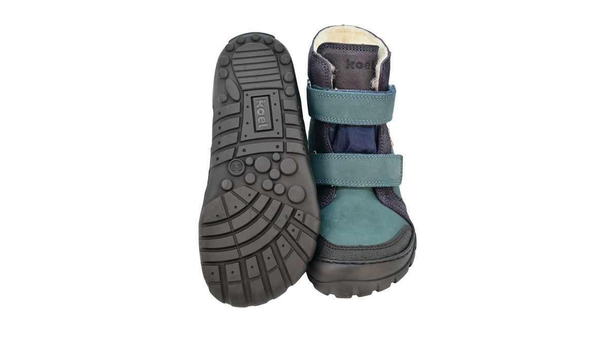 Koel Milo 3.0 Hydro WP, wasserdichter Leder-Kinderstiefel mit zwei Klettverschlüssen und robuster Profilsohle, Vorderansicht und Ansicht von unten als Paar