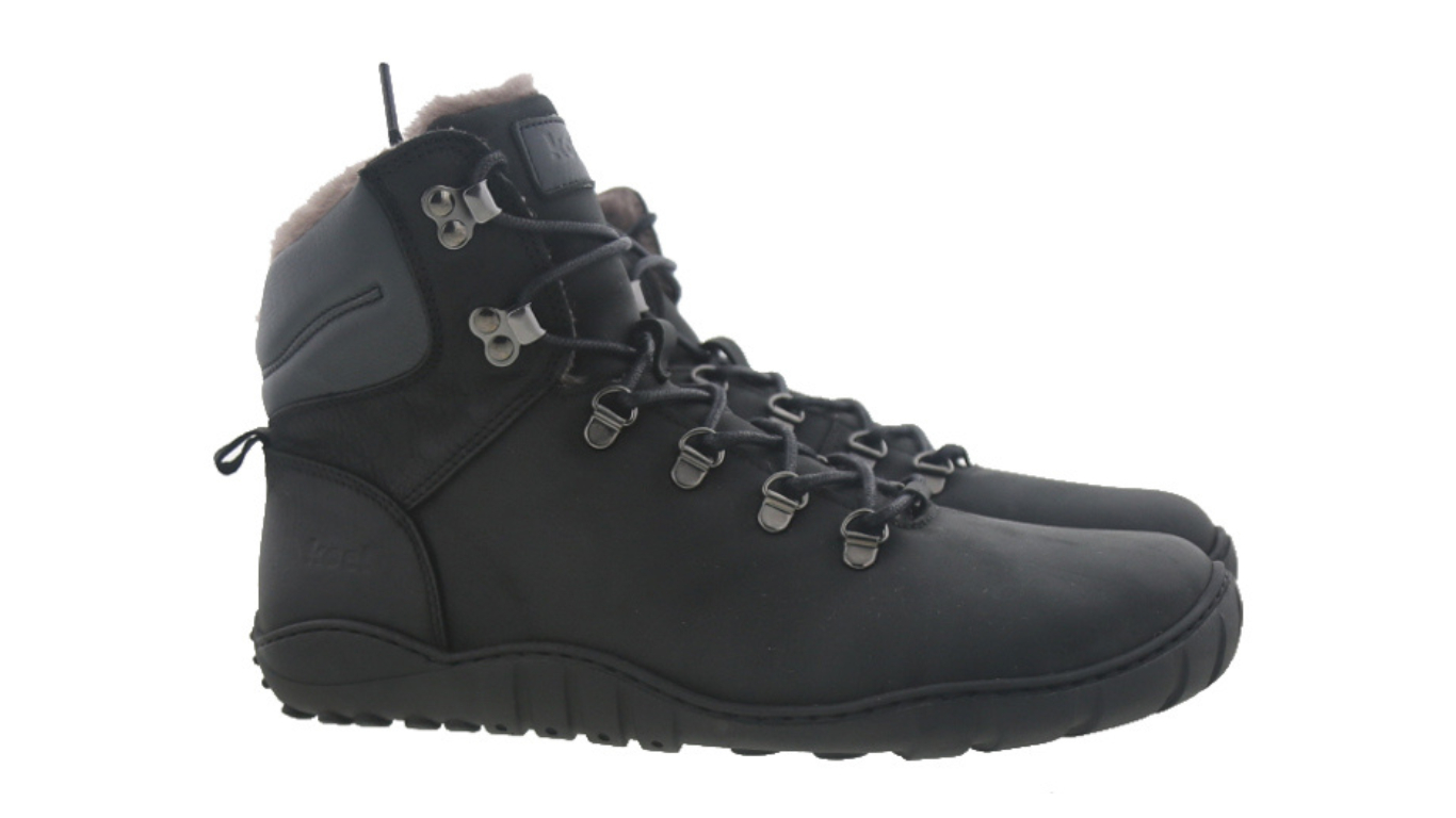 Barfußwinterstiefel für Erwachsene mit Schnürung, breiter Zehenbox und geschlossenem Schaft als Paar, schräge Vorderansicht