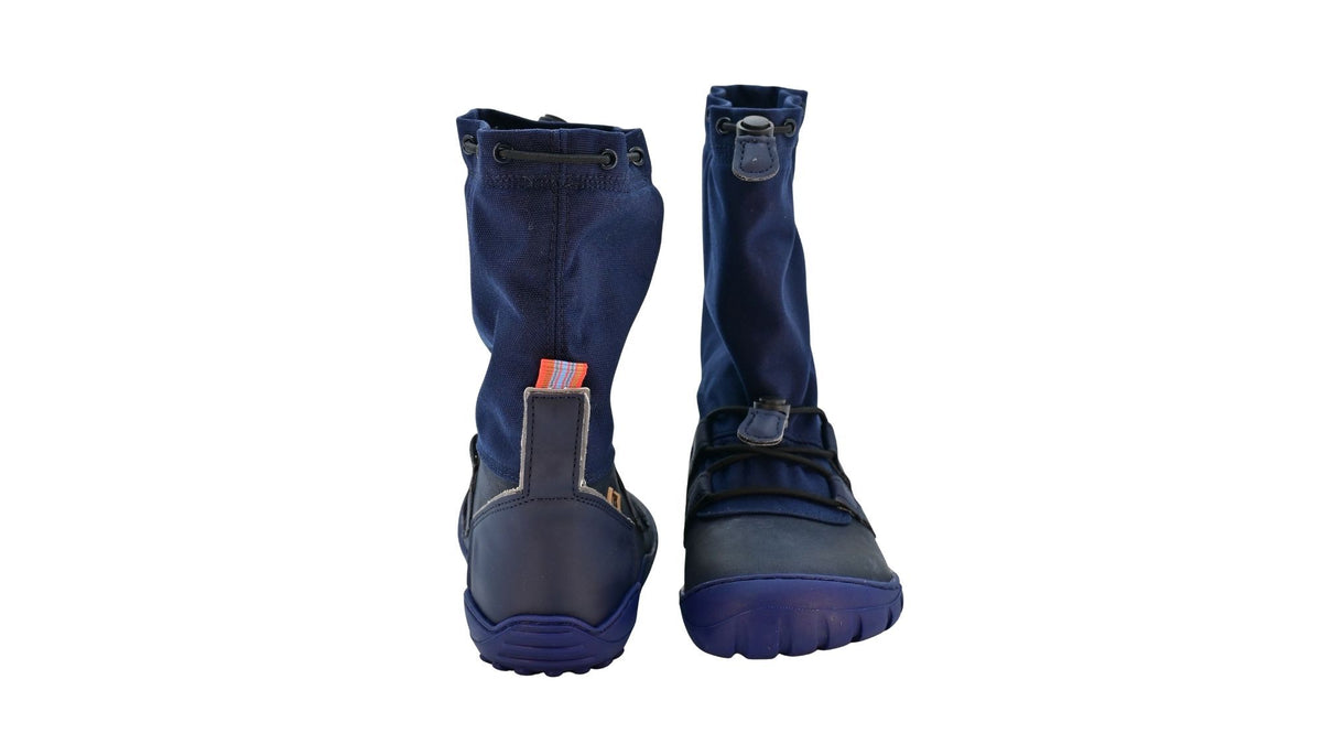 Barfuß-Winterstiefel für Kinder, einzelner Schuh, dunkelblau, hoher Schaft aus Textil mit Kordelzug, elastische Schnürung, verstärkte Zehenpartie, profilierte Sohle, Rück- und Vorderansicht, Paar