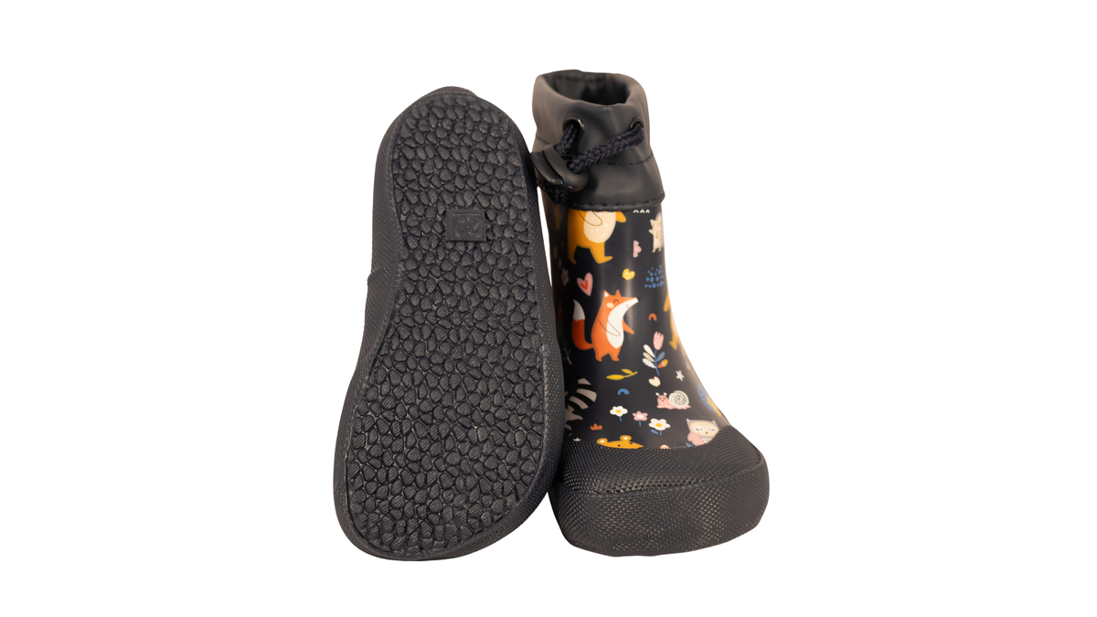 Gummistiefel für Kinder, geschlossene Zehenpartie, geschlossener Fersenbereich, hoher Schaft mit Gummizug und Stopper, gemustertes Obermaterial, profilierte Sohle, Ansicht von unten und Vorderansicht