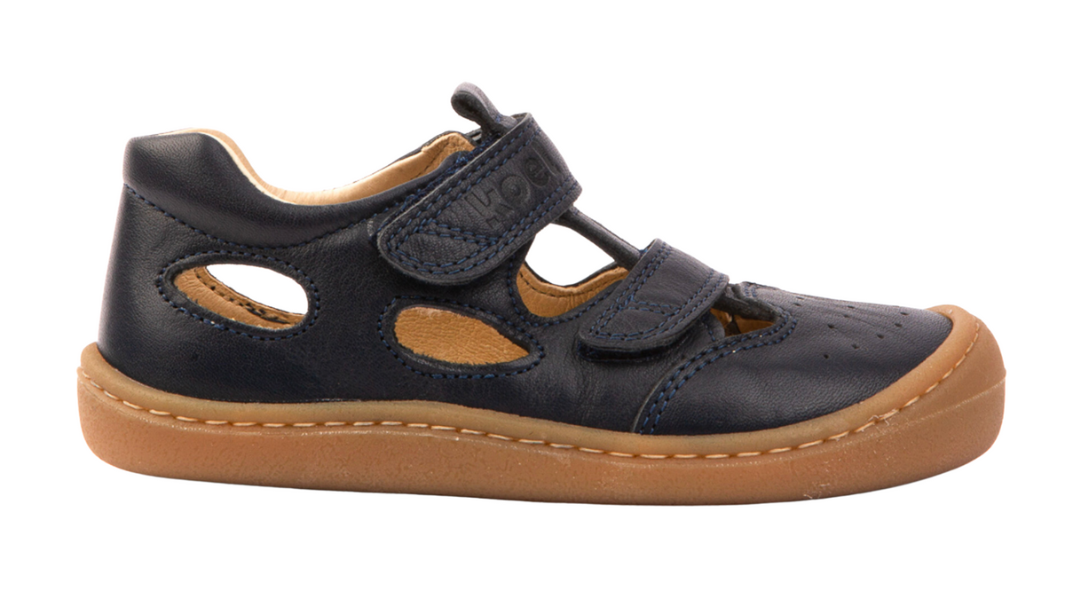 Barfußsandale für Kinder, geschlossene Zehenkappe und geschlossener Fersenbereich, Doppelklettverschluss, flexible Sohle, Einzelschuh, Seitenansicht außen