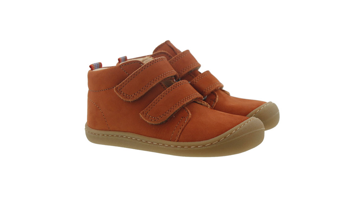 Barfußschuh für Kinder mit zwei Klettverschlüssen, breiter Zehenbox und geschlossenem Fersenbereich als Paar, schräge Vorderansicht