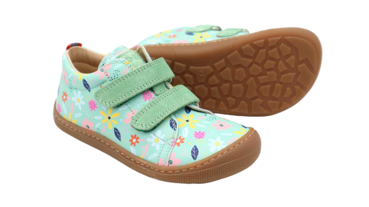 Barfußschuh für Kinder mit zwei Klettverschlüssen als Paar, schräge Vorderansicht und Ansicht von unten