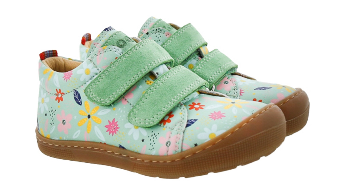 Barfußschuh für Kinder mit zwei Klettverschlüssen als Paar, schräge Vorderansicht