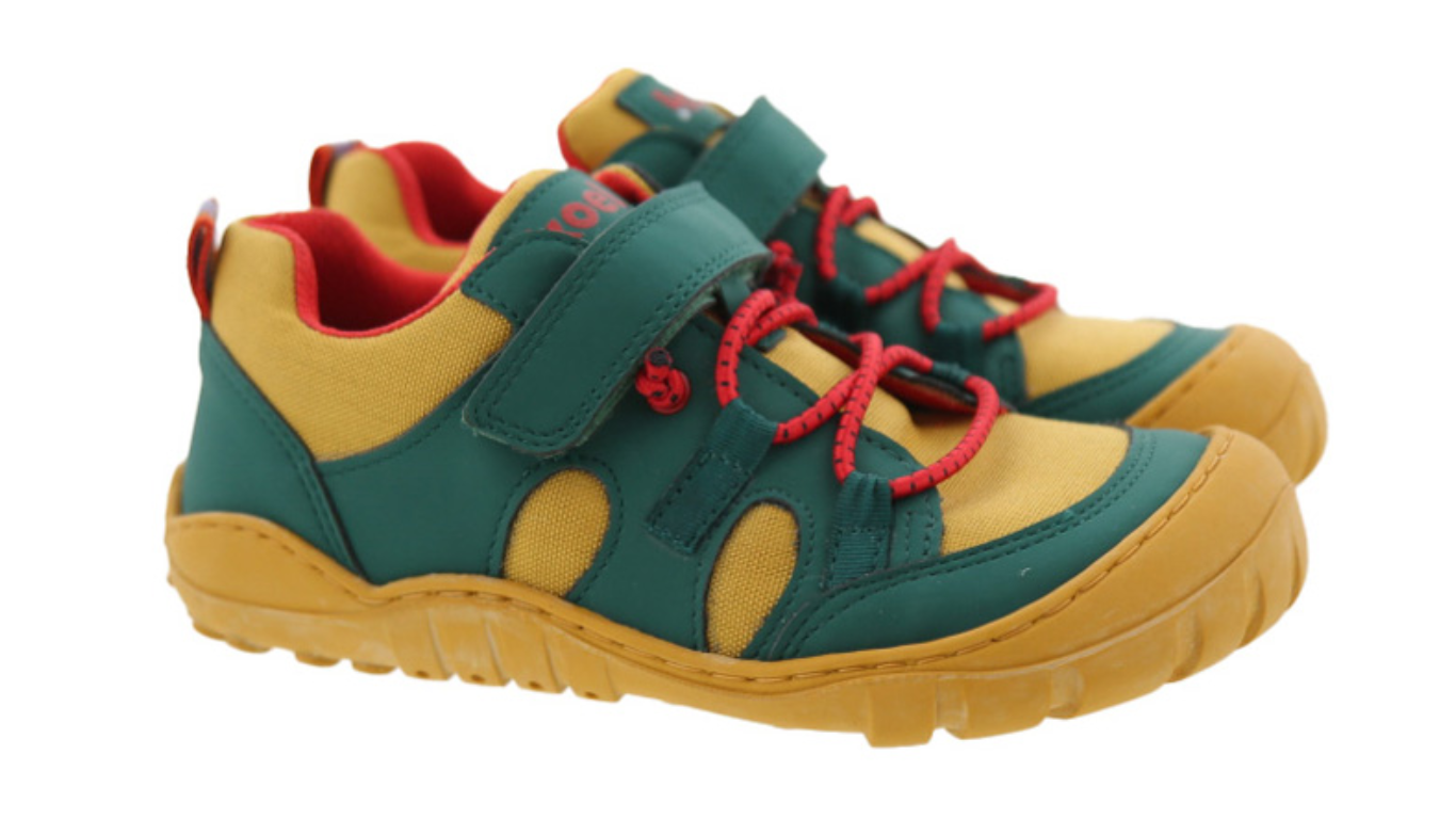 Barfußschuh für Kinder mit Klettverschluss und Schnellverschluss, breiter Zehenbox und geschlossenem Fersenbereich als Paar, schräge Vorderansicht