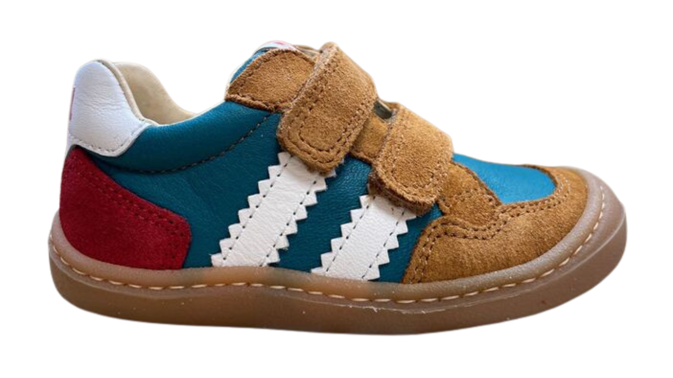 Barfußschuh für Kinder mit zwei Klettverschlüssen, breiter Zehenbox und geschlossenem Fersenbereich, Seitenansicht außen