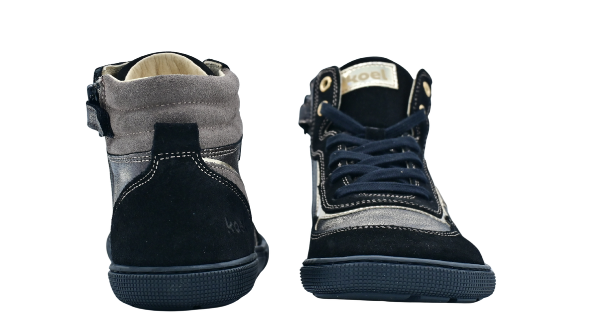 Paar halbhohe Barfuß-Sneaker für Kinder mit gepolstertem Schaft, Rückansicht und Vorderansicht