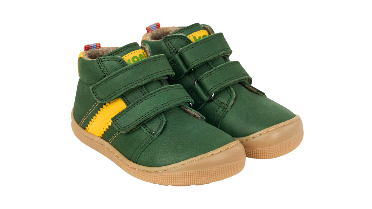 Paar halbhohe Barfußschuhe für Kinder mit zwei Klettverschlüssen, breiter Zehenbox und flacher Sohle, schräge Vorderansicht