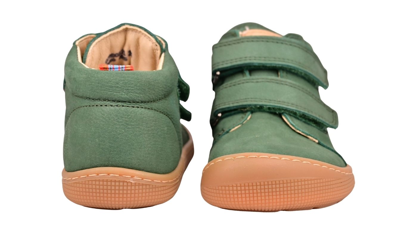 Barfußschuh für Kinder, knöchelhoch, geschlossene Zehen und geschlossener Fersenbereich, Doppelklettverschluss, flexible Sohle, Vorder- und Rückansicht als Paar