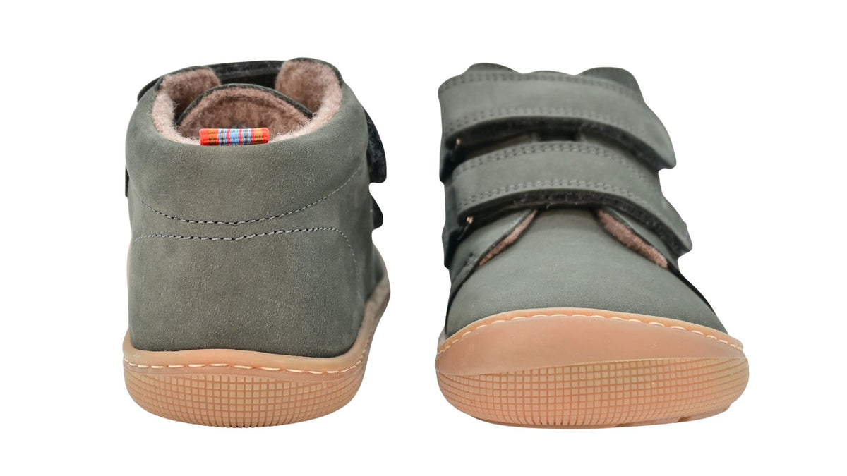 Barfußschuh für Kinder, knöchelhoch, geschlossene Zehen und geschlossener Fersenbereich, Doppelklettverschluss, flexible Sohle, Rückansicht und Vorderansicht als Paar