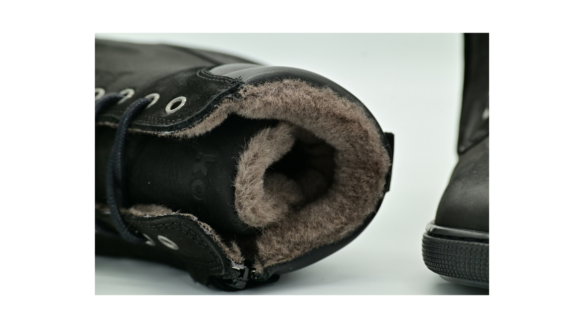 Gefütterter halbhoher Barfußschuh für Damen mit Schnürung und deutlich sichtbarem Innenfutter, Detailansicht
