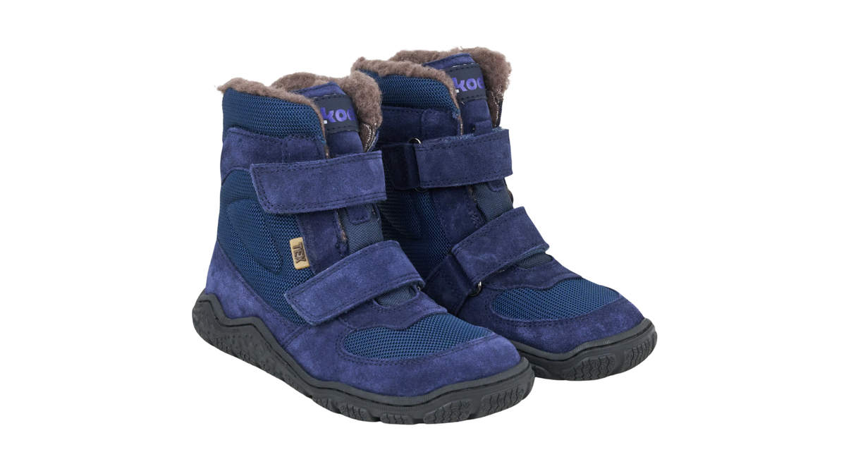 Paar Winterstiefel für Kinder mit zwei Klettverschlüssen, geschlossener Zehenpartie und Profilsohle, schräge Vorderansicht