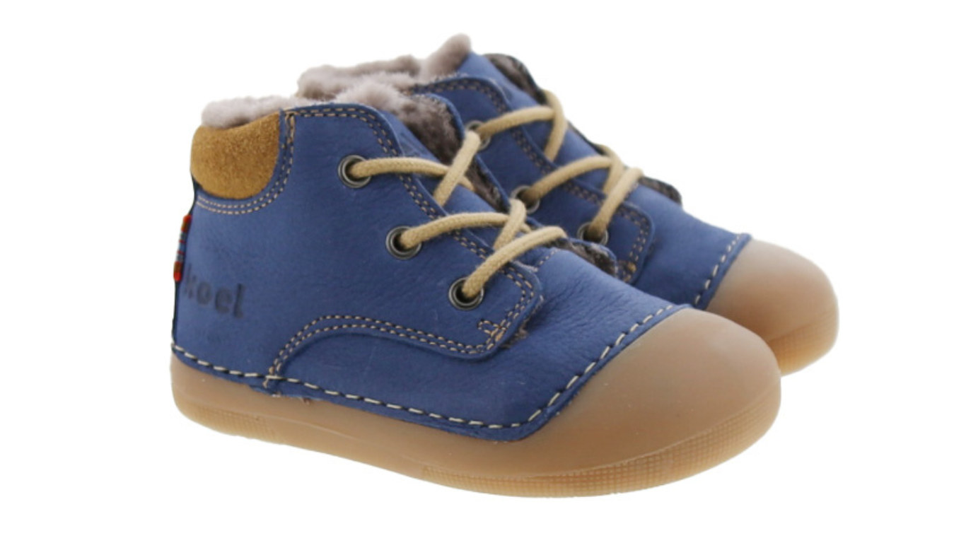 Gefütterter Barfußschuh für Kinder als Paar, knöchelhoch, geschlossene Zehen und geschlossener Fersenbereich, Schnürung mit Ösen, flexible Sohle, Paar, schräge Vorderansicht