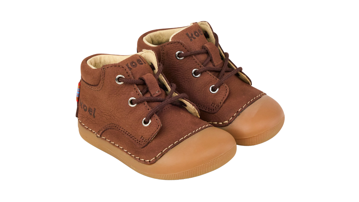 Paar Barfußschuhe für Kinder mit breiter Zehenbox und Schnürung, schräge Vorderansicht
