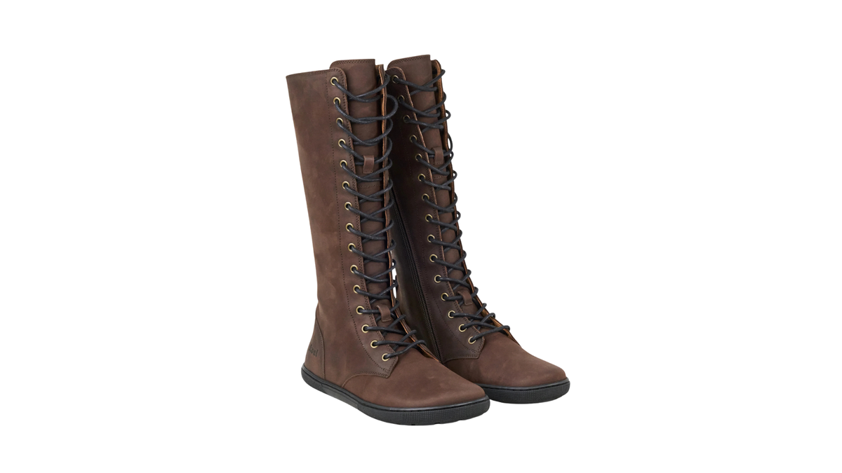 Kniehohe Damen-Barfußstiefel als Paar mit Schnürung, breiter Zehenbox und geschlossenen Zehen, schräge Vorderansicht
