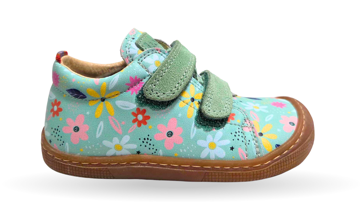 Barfußschuh für Kinder mit zwei Klettverschlüssen, breiter Zehenbox und geschlossenem Fersenbereich, Seitenansicht außen