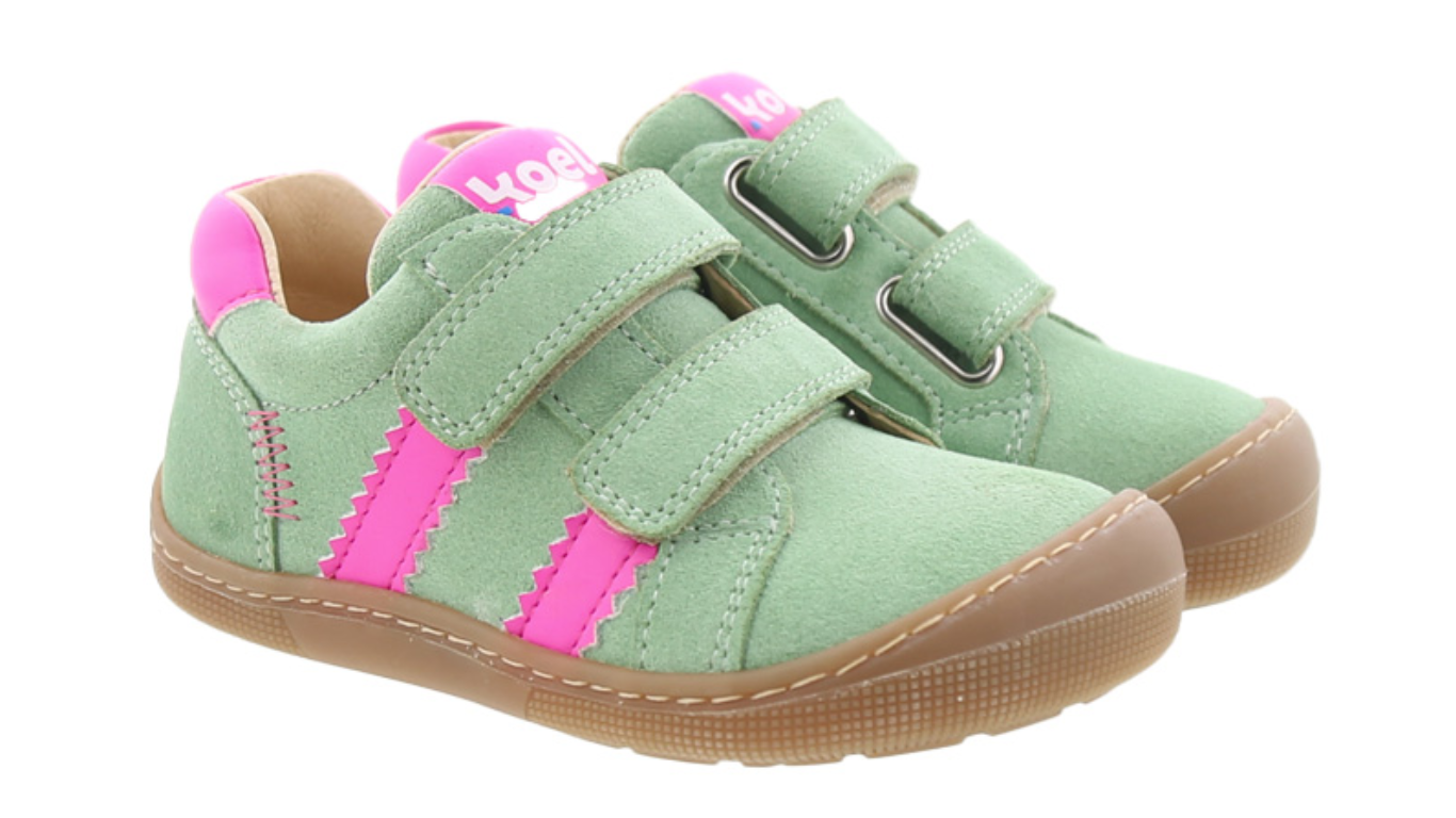 Barfußschuh für Kinder mit zwei Klettverschlüssen als Paar, schräge Vorderansicht